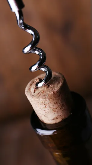 Tire-bouchon ouvrant une bouteille de vin
